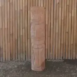 Tiki-Statue im polynesischen Stil. Aus Kokosnusspalme 100cm. Ca. 18-28cm Ø. Modell 3 - Zunge herausgestreckt, 